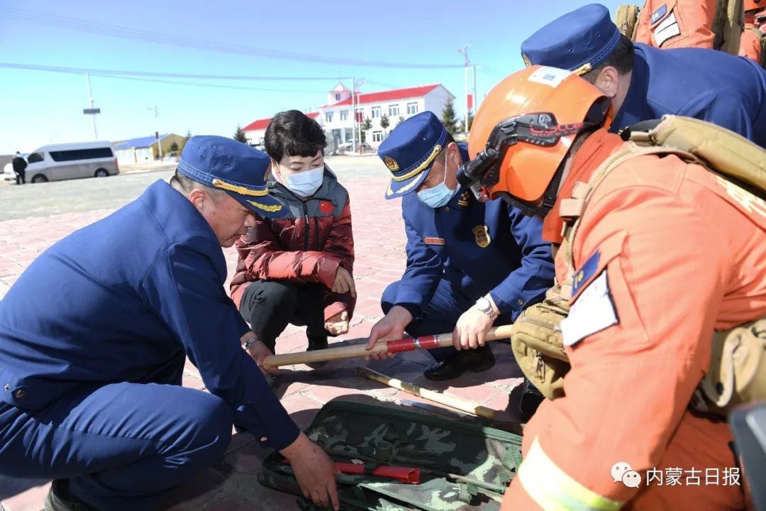 2023.3.30王莉霞在锡林郭勒盟检查森林草原防火工作 4.jpg