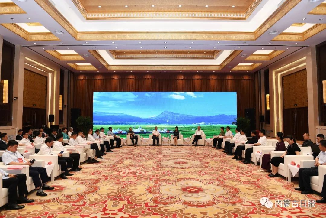 2023.7.24王莉霞张彦坤会见前来出席国际内蒙古商人大会的嘉宾.jpg