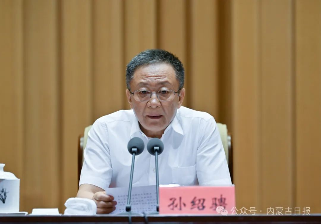 2024.7.24自治区党政领导参加“八一”军事日活动 戚建国作报告 孙绍骋主持并讲话 王莉霞出席.jpg