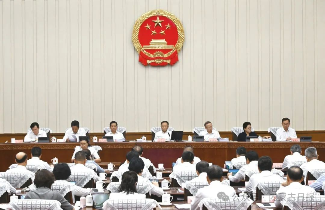 2024.7.24自治区十四届人大常委会第十一次会议开幕 孙绍骋主持.jpg