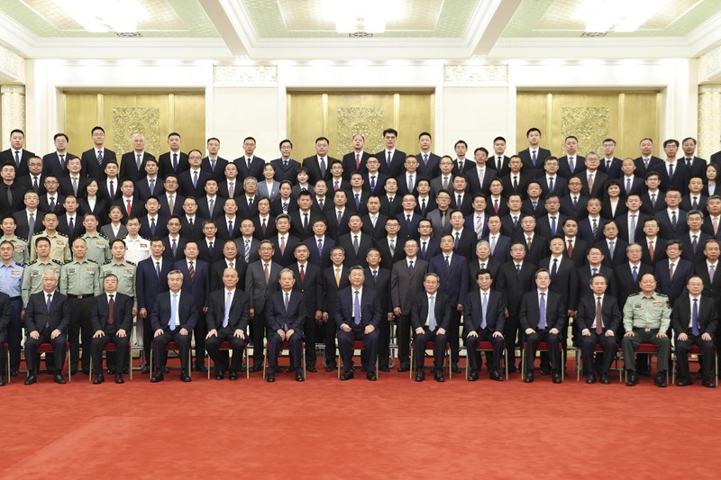 2024.9.25习近平在接见探月工程嫦娥六号任务参研参试人员代表时发表重要讲话强调 再接再厉乘势而上 加快建设航天强国 并参观月球样品和探月工程成果展览2.jpg