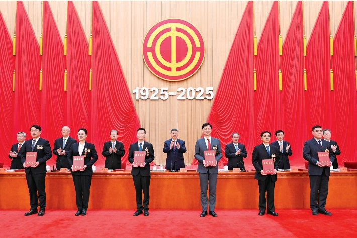 2025.4.29    中华全国总工会成立100周年暨全国劳动模范和先进工作者表彰大会隆重举行2.jpg